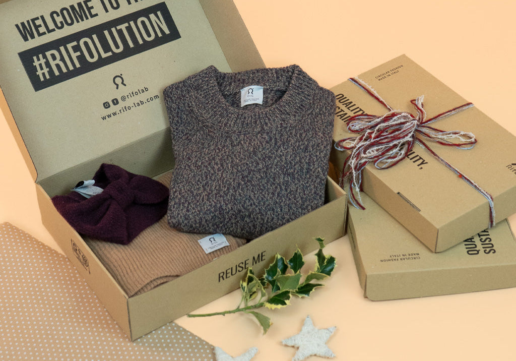 Guida ai regali di Natale sostenibili per vari budget: le idee in cashmere rigenerato di Rifò - Rifò