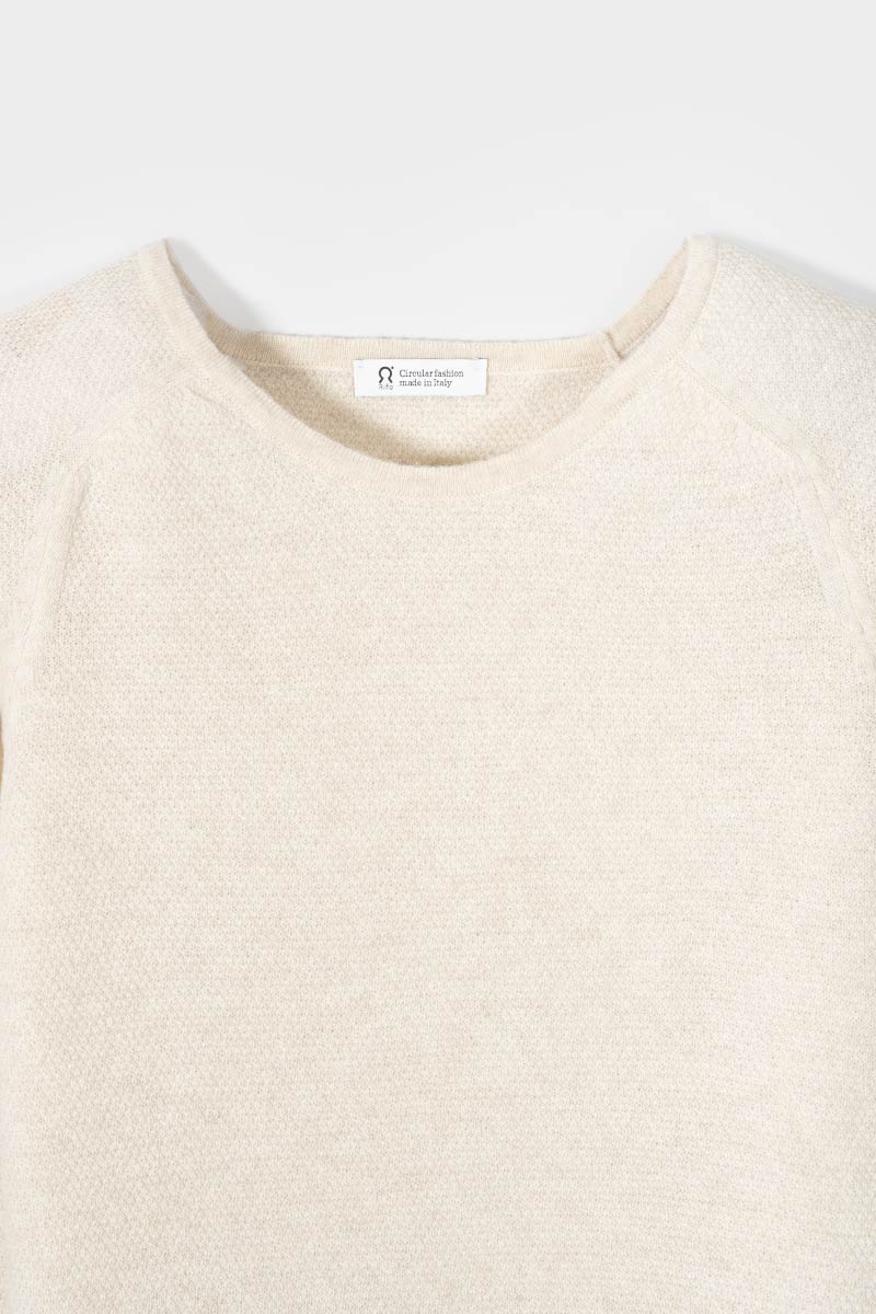 Maglia Donna Lana Extrafine Riciclata Francesca  - Rifò Lab Moda circolare made in Italy 
Beige Papiro
Maglione da donna in 100% lana extrafine riciclata blu, solo 170 gr, traspirante e leggero come una seconda pelle. Scegli la moda made in Italy di Rifò!