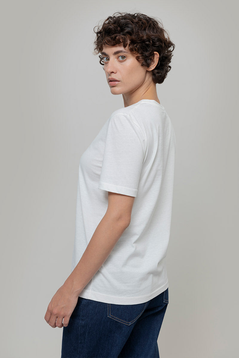 T shirt Bianca Donna Cotone Rigenerato Mimma - Rifò

T-shirt 100 cotone donna bianca, prodotta in Italia per una moda etica in cotone organico e riciclato. Scopri tutte le magliette donna maniche corte di Rifò!