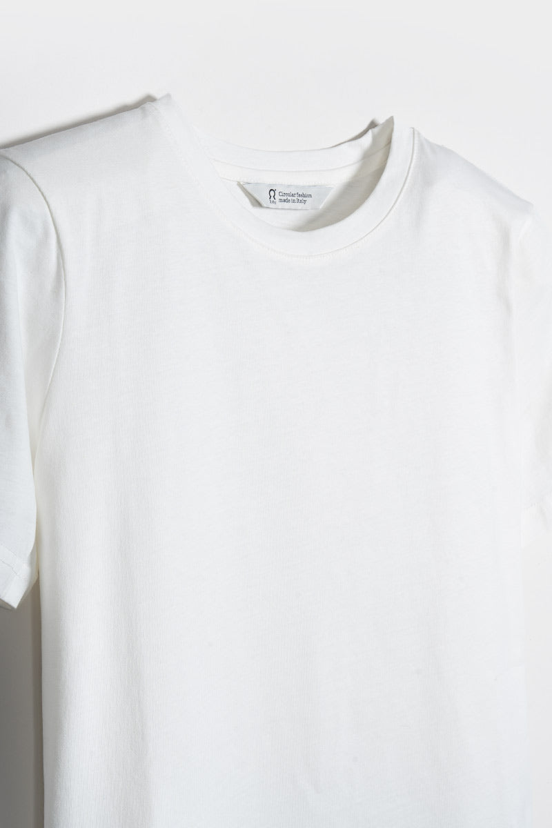 T shirt Bianca Donna Cotone Rigenerato Mimma - Rifò

T-shirt 100 cotone donna bianca, prodotta in Italia per una moda etica in cotone organico e riciclato. Scopri tutte le magliette donna maniche corte di Rifò!