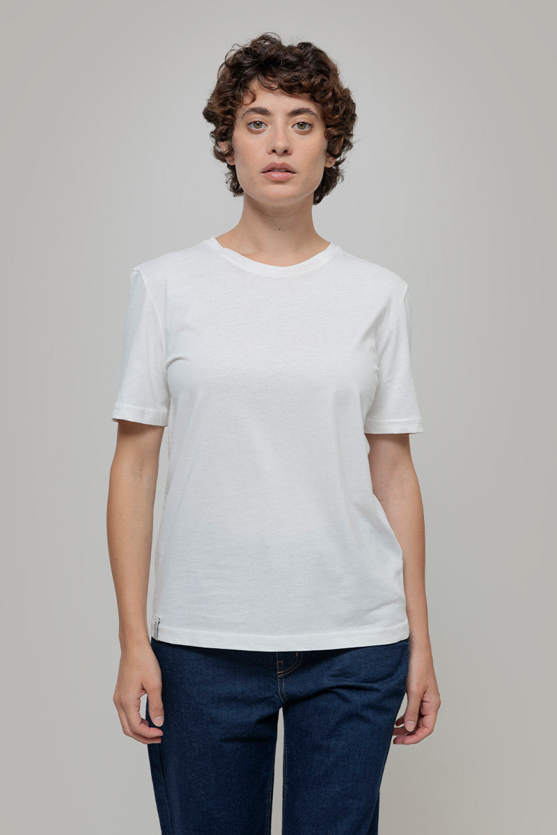 T shirt Bianca Donna Cotone Rigenerato Mimma - Rifò

T-shirt 100 cotone donna bianca, prodotta in Italia per una moda etica in cotone organico e riciclato. Scopri tutte le magliette donna maniche corte di Rifò!