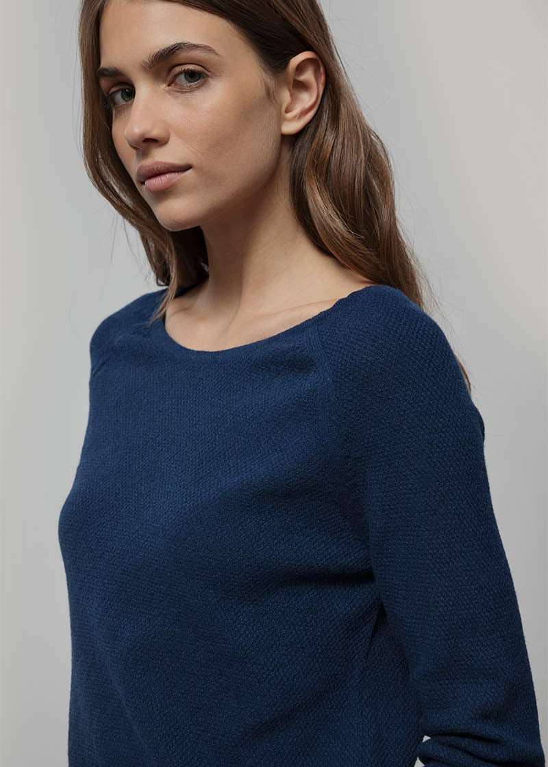 Maglia Donna Lana Extrafine Riciclata Francesca  - Rifò Lab Moda circolare made in Italy 
Blu Abisso 
Maglione da donna in 100% lana extrafine riciclata blu, solo 170 gr, traspirante e leggero come una seconda pelle. Scegli la moda made in Italy di Rifò!
