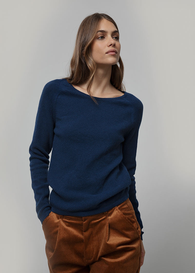 Maglia Donna Lana Extrafine Riciclata Francesca  - Rifò Lab Moda circolare made in Italy 
Blu Abisso 
Maglione da donna in 100% lana extrafine riciclata blu, solo 170 gr, traspirante e leggero come una seconda pelle. Scegli la moda made in Italy di Rifò!