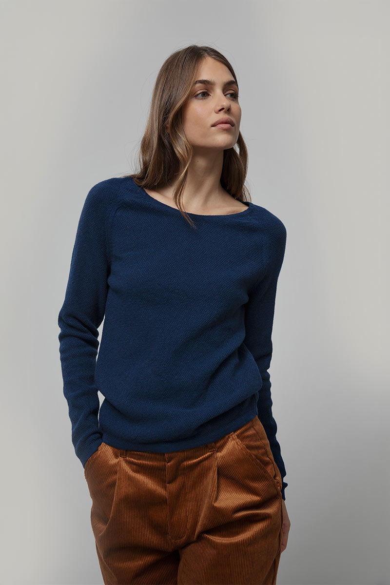 Maglia Donna Lana Extrafine Riciclata Francesca  - Rifò Lab Moda circolare made in Italy 
Blu Abisso 
Maglione da donna in 100% lana extrafine riciclata blu, solo 170 gr, traspirante e leggero come una seconda pelle. Scegli la moda made in Italy di Rifò!