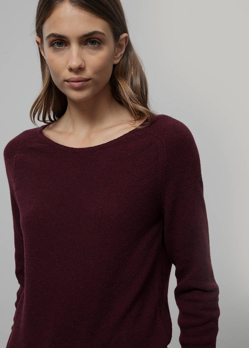 Maglia Donna Lana Extrafine Riciclata Francesca  - Rifò Lab Moda circolare made in Italy 
Viola Uva
Maglione da donna in 100% lana extrafine riciclata blu, solo 170 gr, traspirante e leggero come una seconda pelle. Scegli la moda made in Italy di Rifò!