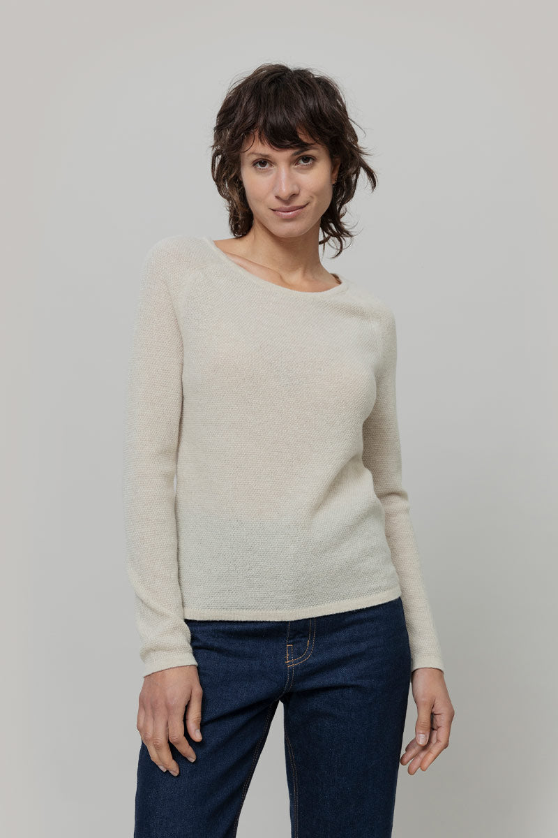 Maglia Donna Lana Extrafine Riciclata Francesca  - Rifò Lab Moda circolare made in Italy 
Beige Papiro
Maglione da donna in 100% lana extrafine riciclata blu, solo 170 gr, traspirante e leggero come una seconda pelle. Scegli la moda made in Italy di Rifò!