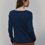 Maglia Donna Lana Extrafine Riciclata Francesca  - Rifò Lab Moda circolare made in Italy 
Blu Abisso 
Maglione da donna in 100% lana extrafine riciclata blu, solo 170 gr, traspirante e leggero come una seconda pelle. Scegli la moda made in Italy di Rifò!