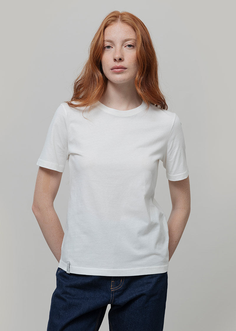 T shirt Bianca Donna Cotone Rigenerato Mimma - Rifò

T-shirt 100 cotone donna bianca, prodotta in Italia per una moda etica in cotone organico e riciclato. Scopri tutte le magliette donna maniche corte di Rifò!