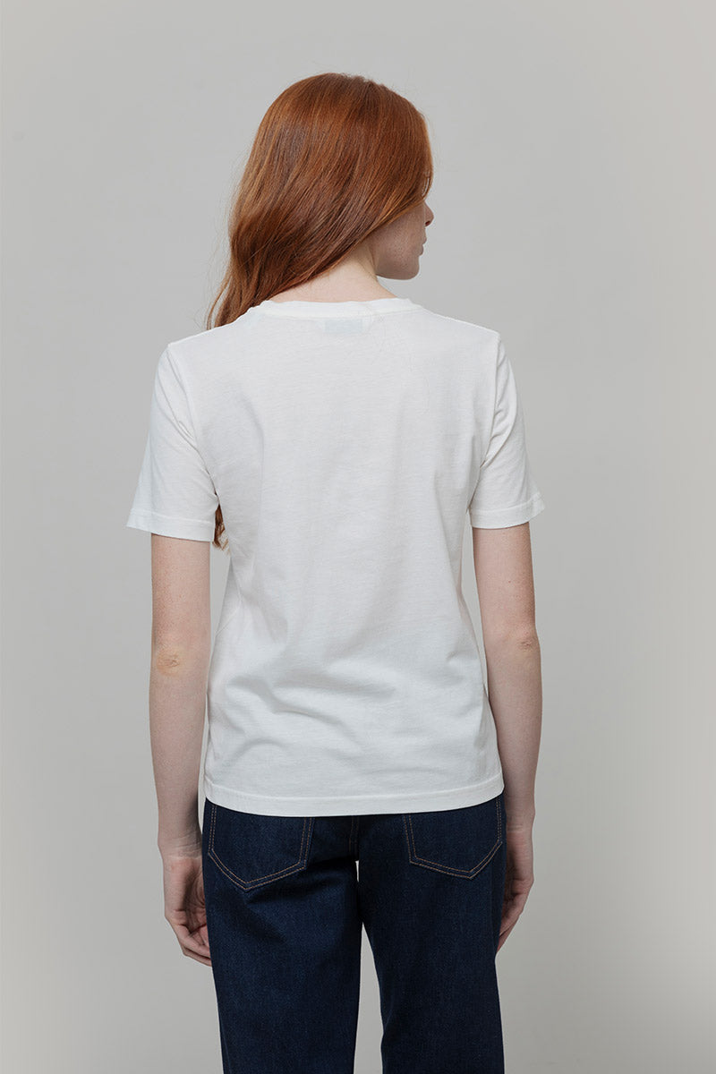 T shirt Bianca Donna Cotone Rigenerato Mimma - Rifò

T-shirt 100 cotone donna bianca, prodotta in Italia per una moda etica in cotone organico e riciclato. Scopri tutte le magliette donna maniche corte di Rifò!