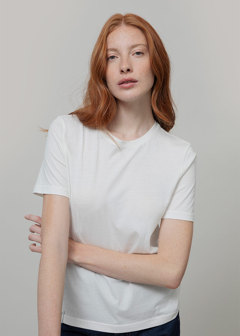 T shirt Bianca Donna Cotone Rigenerato Mimma - Rifò

T-shirt 100 cotone donna bianca, prodotta in Italia per una moda etica in cotone organico e riciclato. Scopri tutte le magliette donna maniche corte di Rifò!