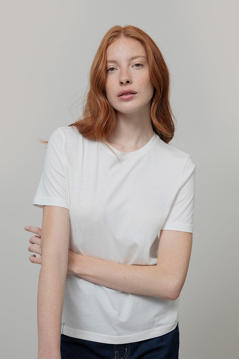 T shirt Bianca Donna Cotone Rigenerato Mimma - Rifò

T-shirt 100 cotone donna bianca, prodotta in Italia per una moda etica in cotone organico e riciclato. Scopri tutte le magliette donna maniche corte di Rifò!